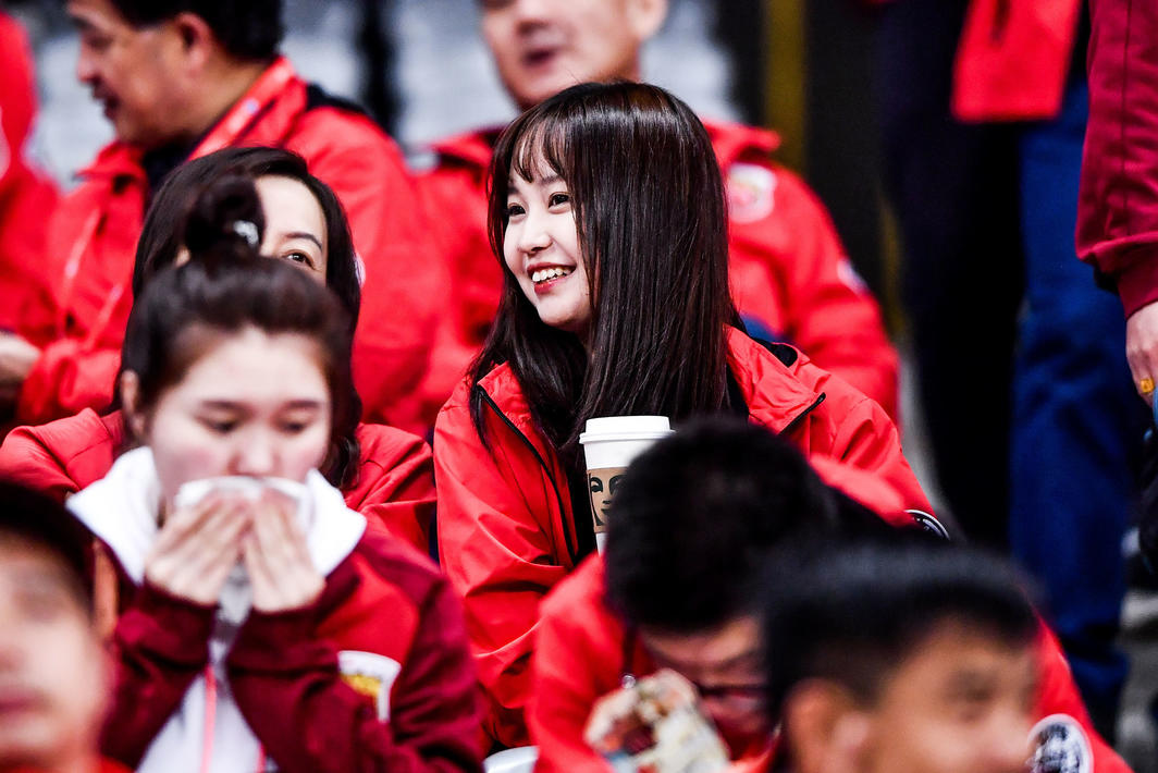 上海上港美女球迷集,红色风暴惹人怜