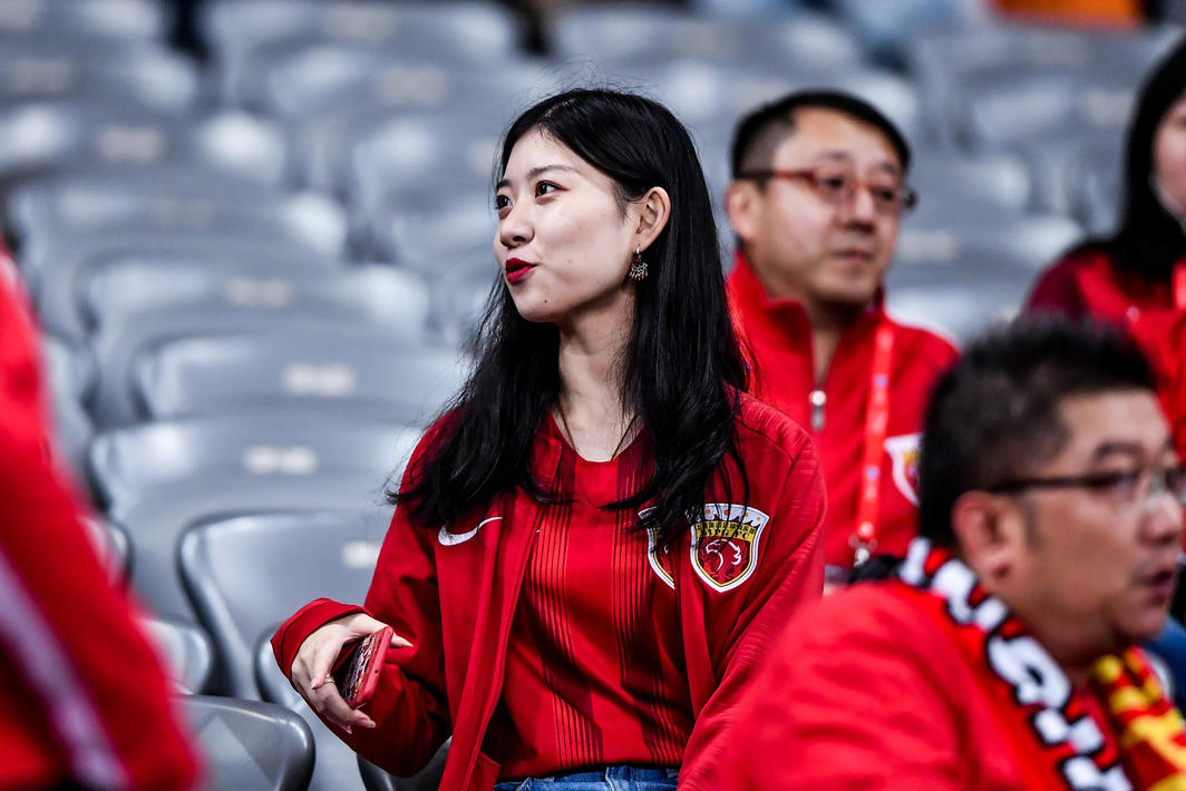 上海上港美女球迷集,红色风暴惹人怜