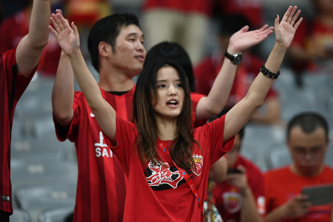 上海上港美女球迷集,红色风暴惹人怜