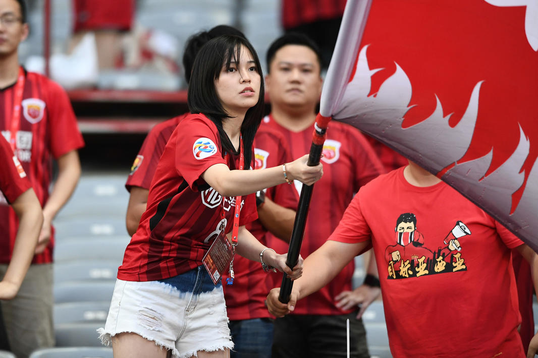 上海上港美女球迷集,红色风暴惹人怜