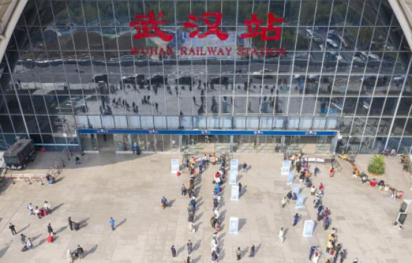 4月8日,在武汉站,乘客在进站口准备进站(无人机照片)。新华社 图