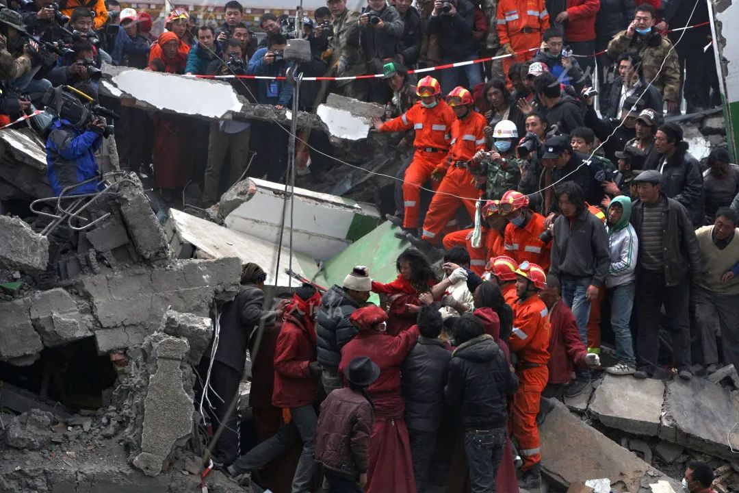 2010年4月16日13时50分,在玉树地震受灾最严重的结古镇一宾馆废邢上