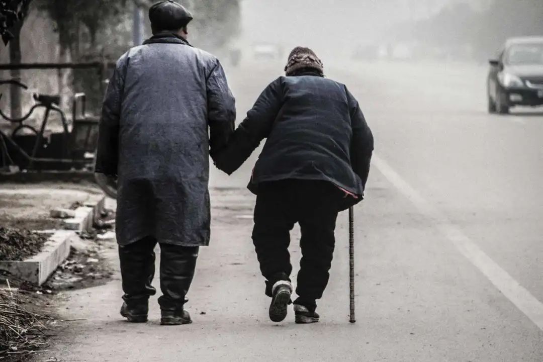 中国父母最大的悲哀,是年老后在子女面前变得小心翼翼!