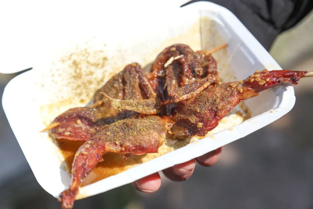 当你遇上韩岭老街:灰汁团,烤菜年糕,炸豆干……地道宁波美食这里都有!