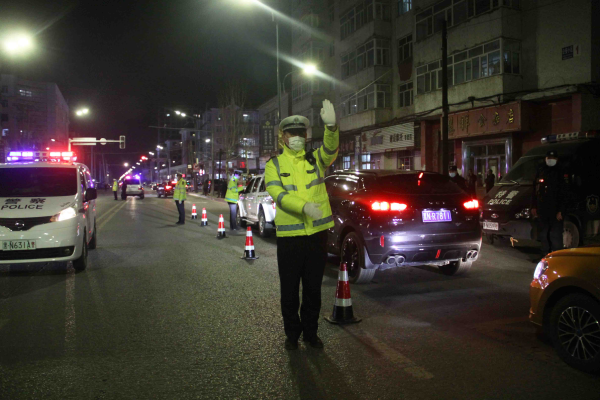 黑龙江省五大连池市交警巡特警联勤夜查酒驾筑牢辖区交通安全防线