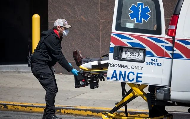 ▲4月11日，在美国纽约布朗克斯区一家医院，医护人员将患者运出救护车。新华社发