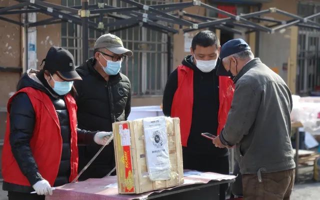 ▲4月10日,在绥芬河一居民小区,出入人员扫描“健康码”。新华社发