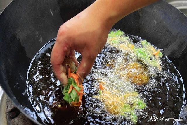 把虾肉裹上一层蔬菜放入锅中,油温太高青菜一入锅会出现外面炸焦了