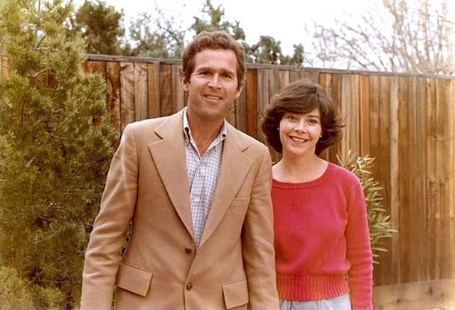 小布什42年前结婚照曝光妻子温婉动人赛明星双胞胎女儿不如妈