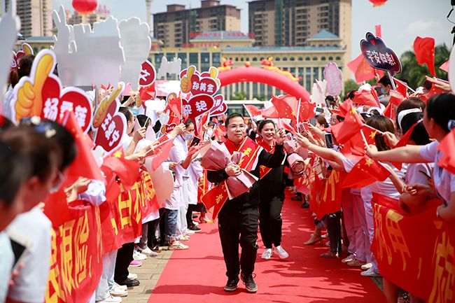 儋州隆重迎接78名支援湖北医疗队员凯旋归来