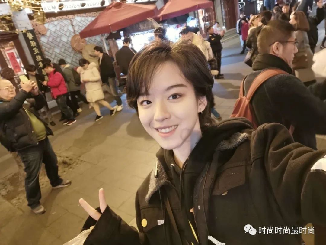 代英明 | 比阳光更灿烂的是她的穿搭和笑容