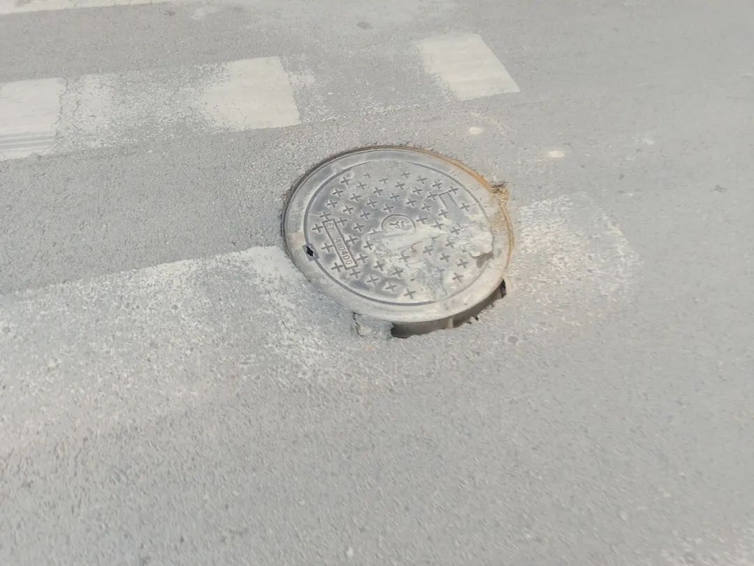 【899·路况巡查车】兰山路上的一井盖存在安全隐患,盼修复!