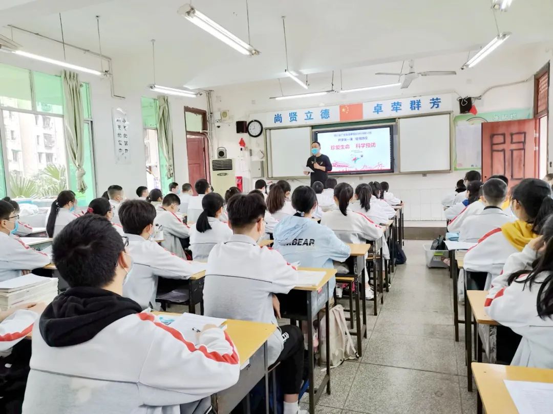 广安实验学校     广安实验学校在2020年春季开学典礼上举行升旗