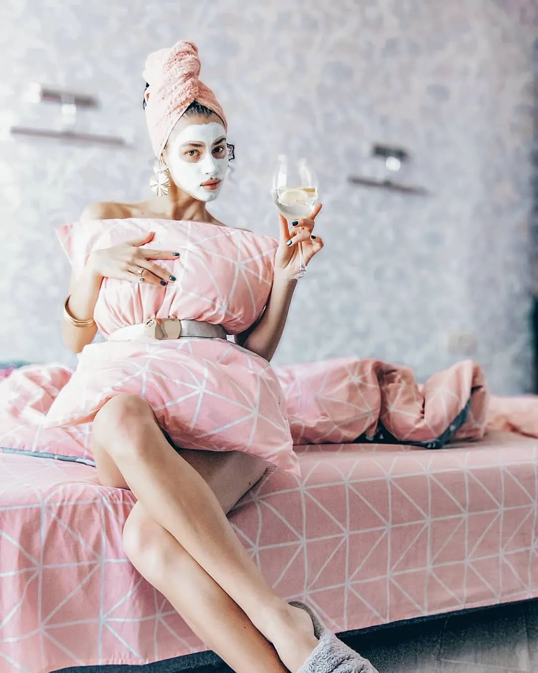 讲真的| "宅家枕头挑战"是什么,ig上都玩疯了