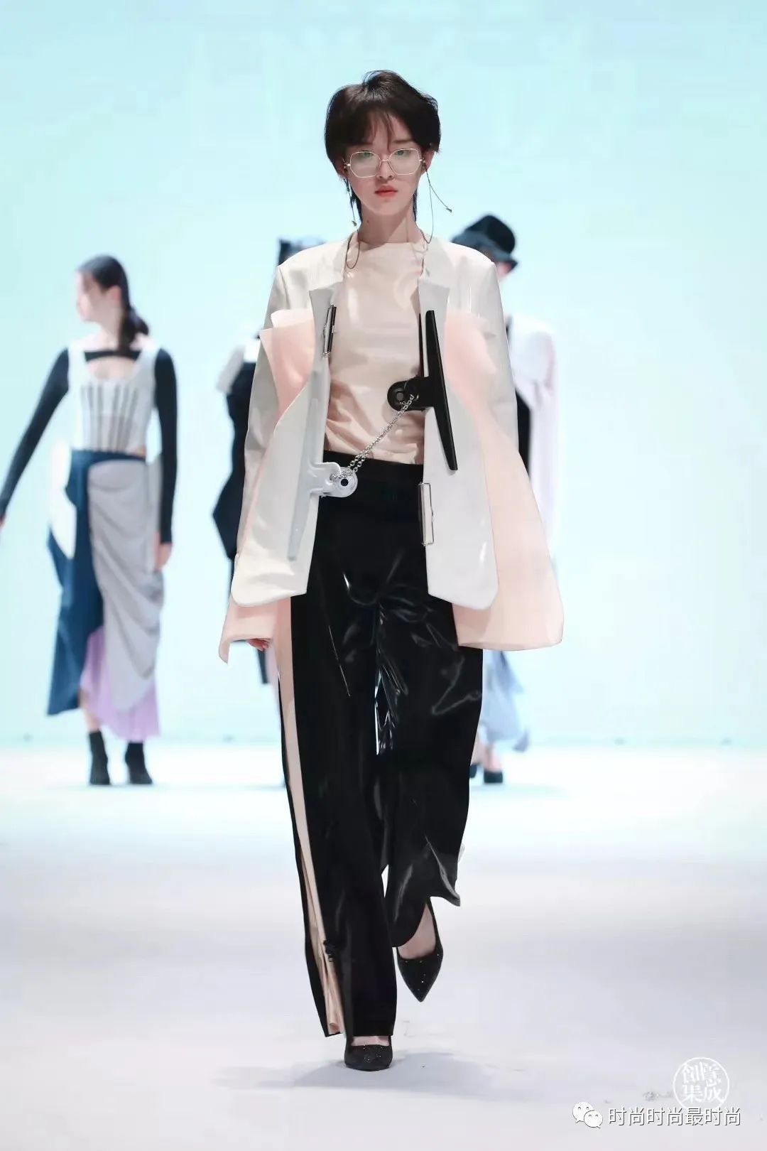 代英明 | 比阳光更灿烂的是她的穿搭和笑容