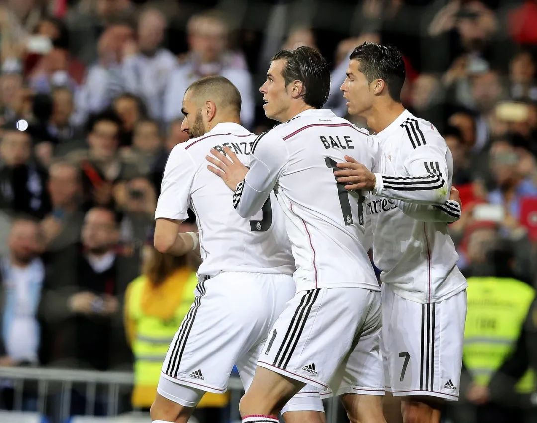 本泽马晒照怀恋昔日皇马bbc组合:传奇