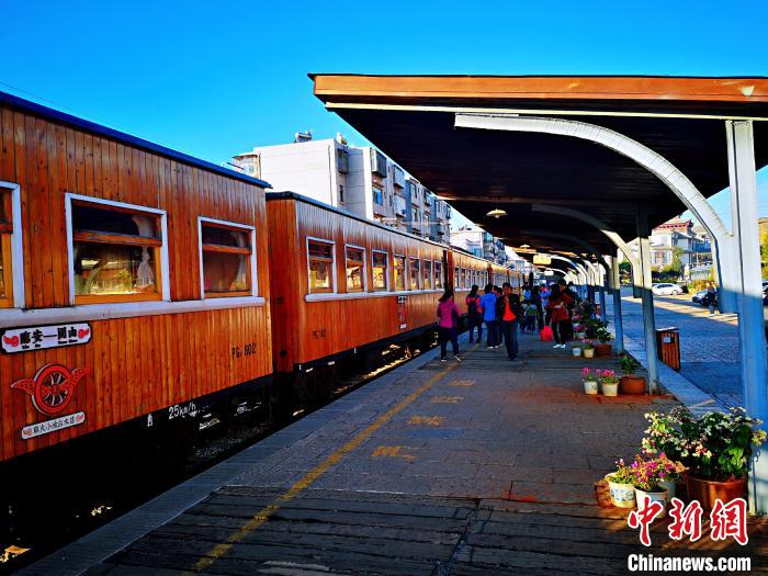 云南米轨旅游观光列车恢复运行 已发送旅客4700人   中新网昆明4月14