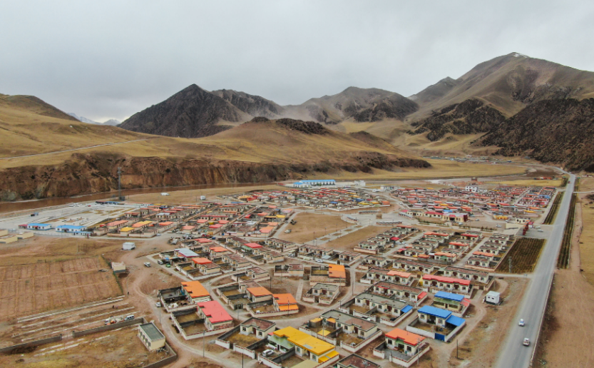 这是在青海省玉树藏族自治州杂多县萨呼腾镇拍摄的震后重建的闹丛村