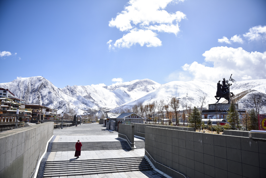 一名僧人在青海省玉树藏族自治州玉树市格萨尔广场旁走过地下通道(4月