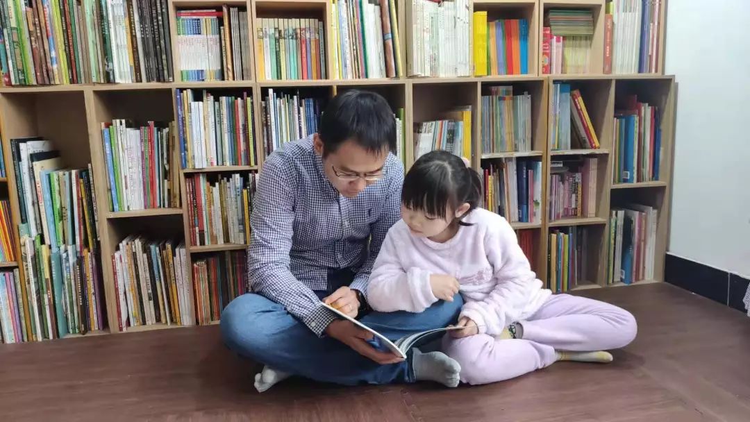 书香家庭苏林全家齐上阵深耕阅读推广播撒阅读种子