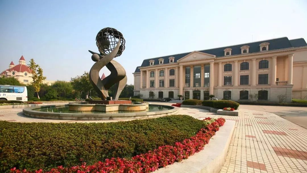 上海外国语大学目前,学校学校开设本科专业121个,涵盖文学,经济学