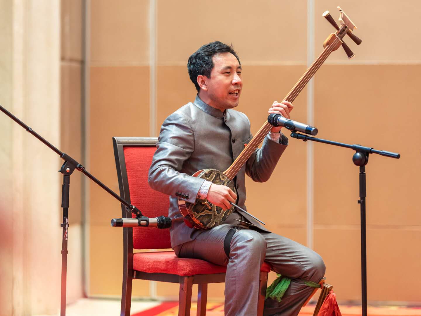 张林峰现场弹奏三弦书做推介  冯帅 摄