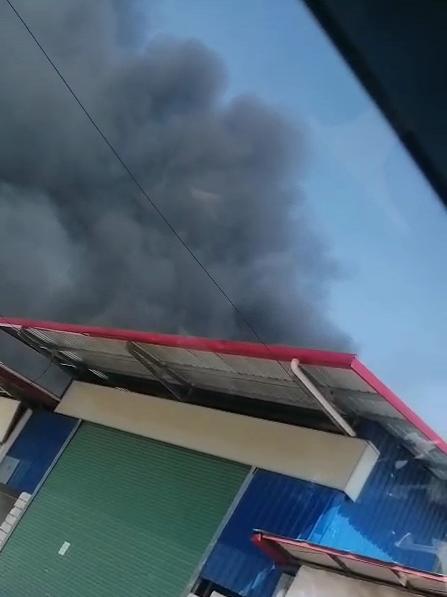 梅州三鸟市场旁突发大火!|火灾|消防_新浪新闻