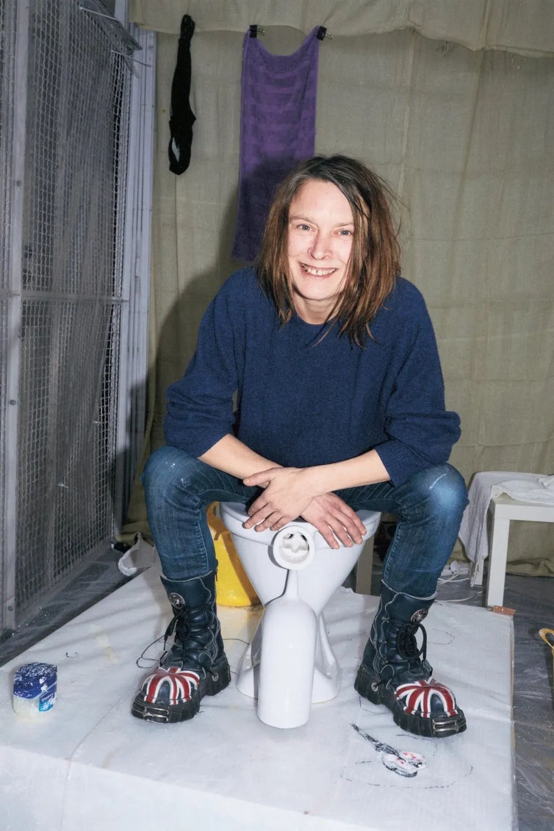 yba玩咖萨拉·卢卡斯(sarah lucas)身上的女性主义光辉似乎愈发闪耀