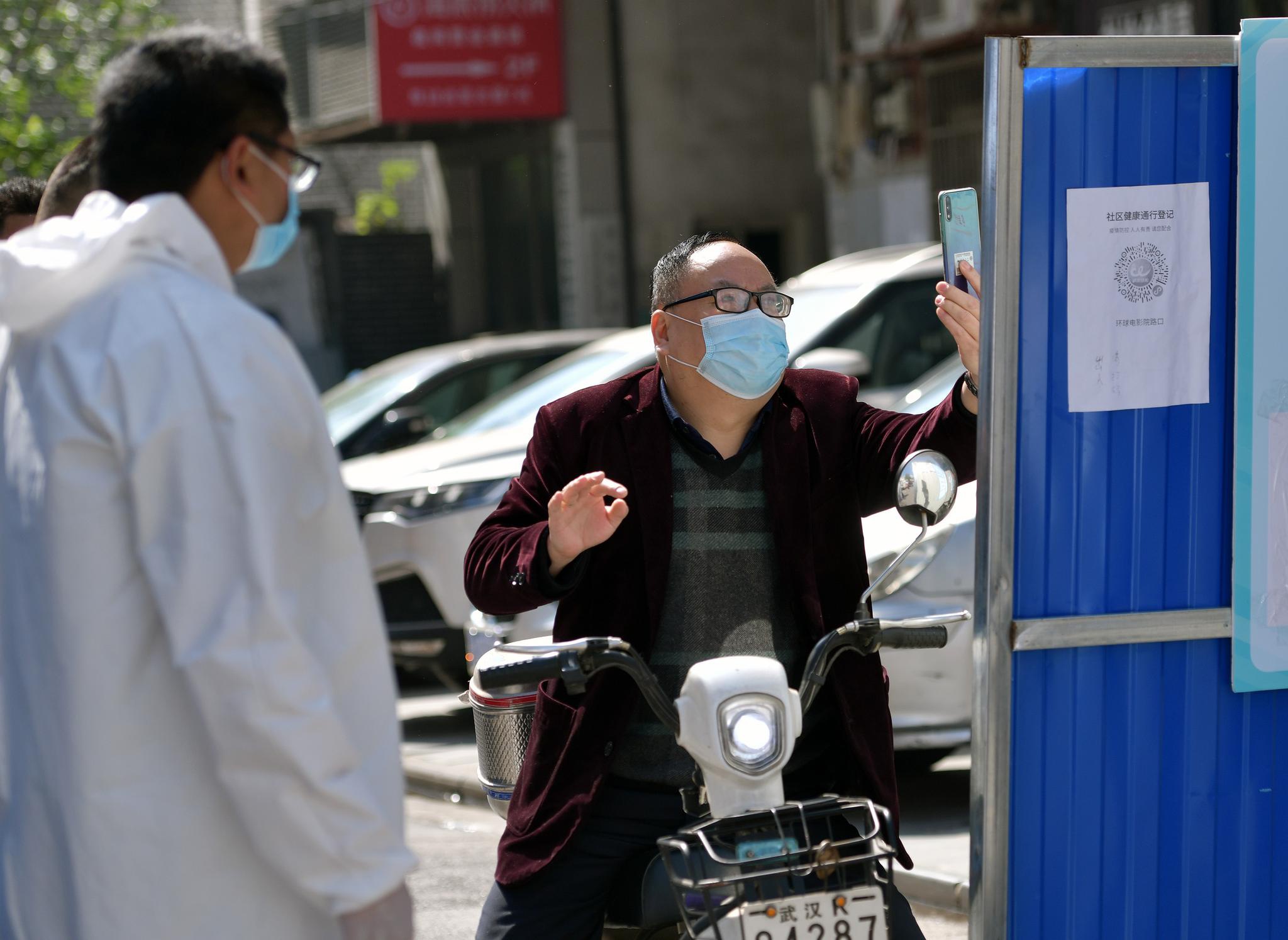 武昌社区:出入须核验 防控不松劲