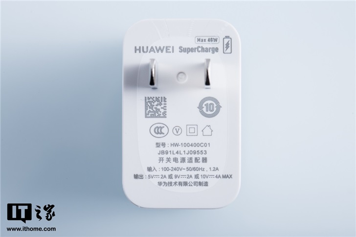 荣耀30 pro和荣耀30 pro 标配了一个40w的超级快充充电头,同时附赠usb