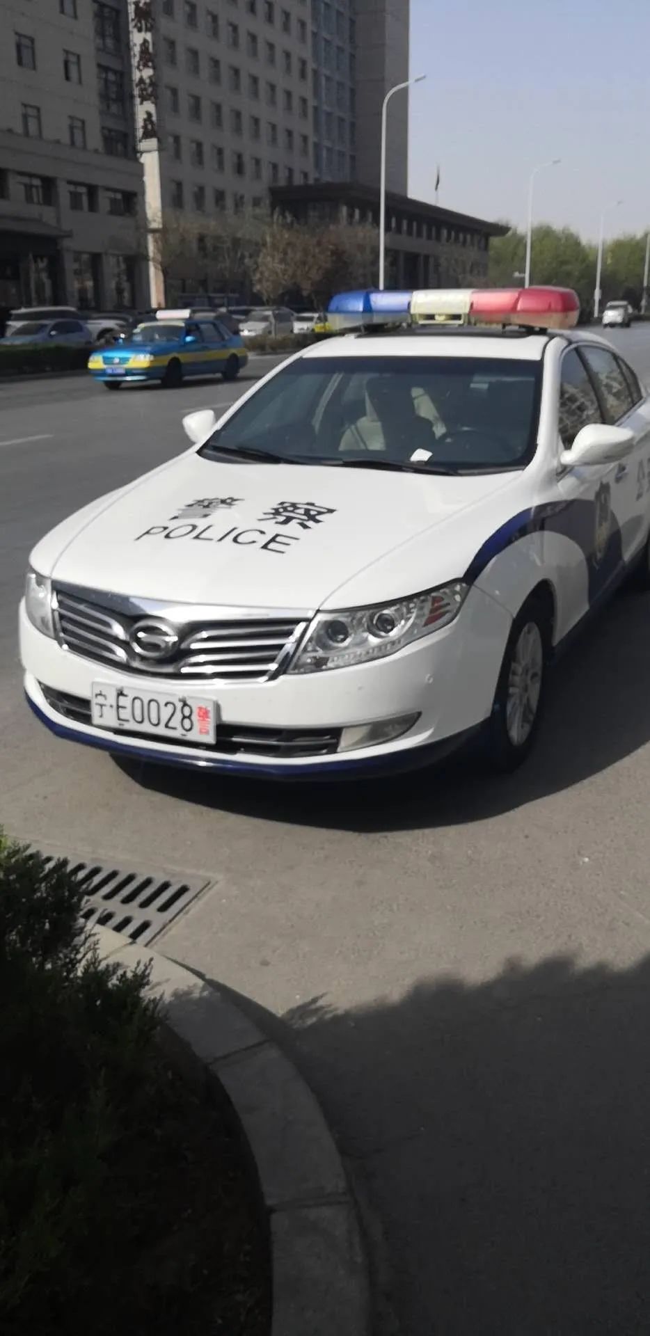 【新关注】中卫一辆警车在银川违停被清拖!交警:一视同仁