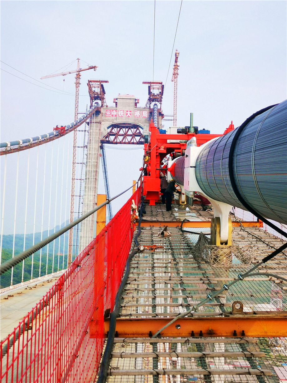 五峰山长江大桥主缆缠丝机安装完成