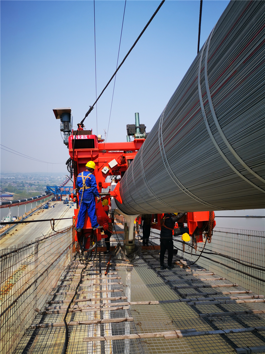 五峰山长江大桥主缆缠丝机安装完成