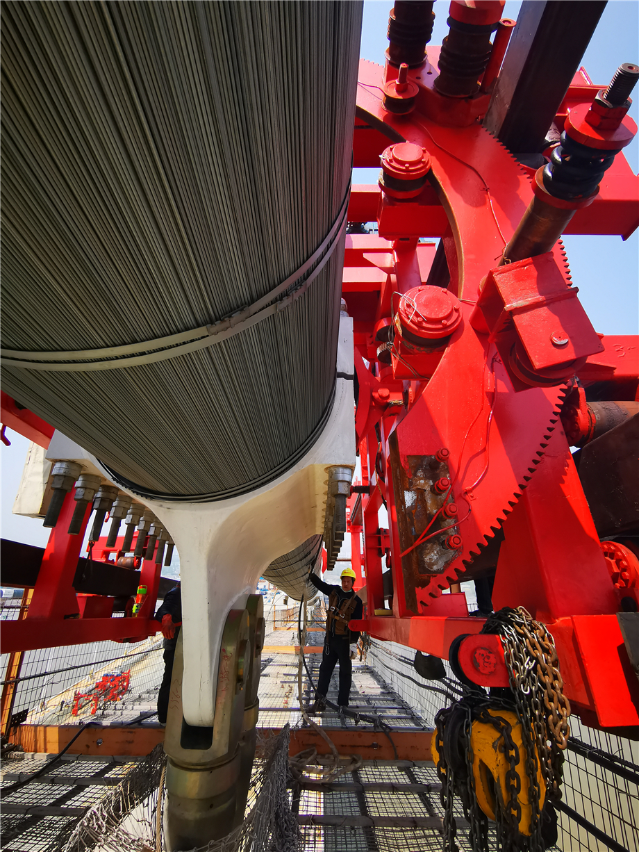 五峰山长江大桥主缆缠丝机安装完成