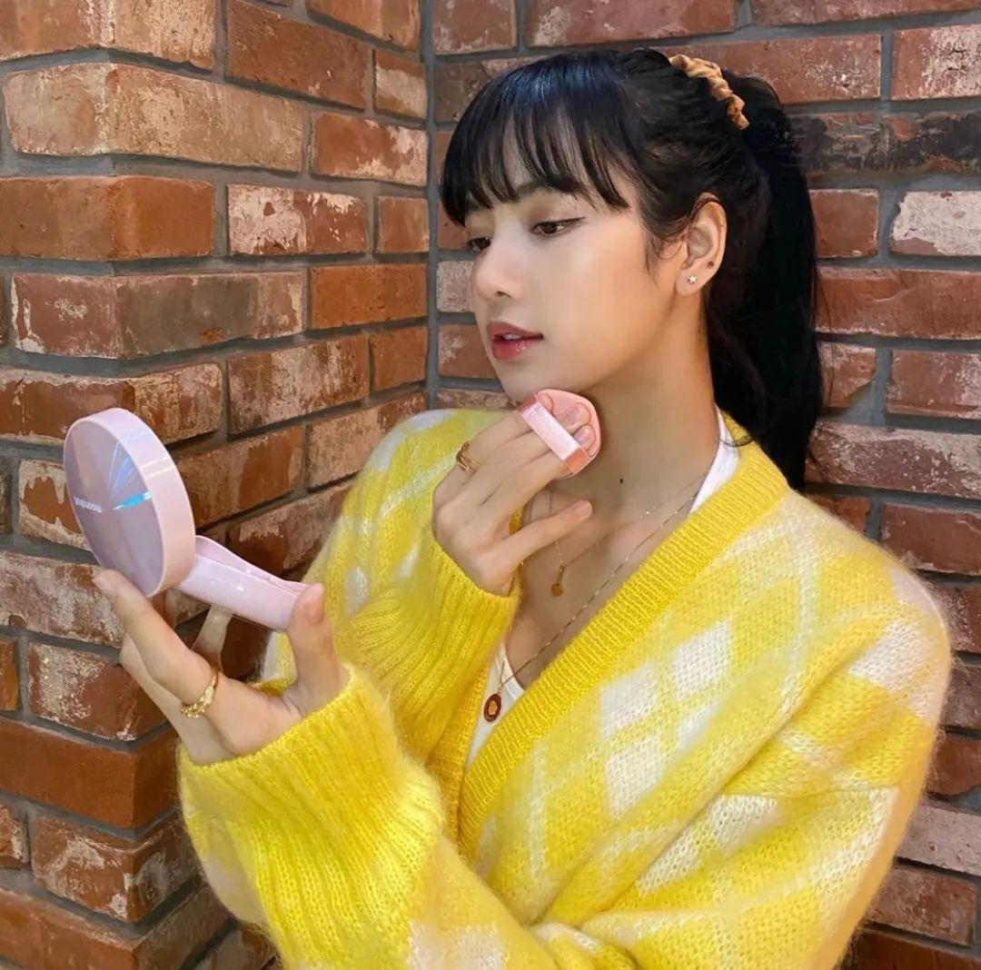 lisa之前也穿过一件黄白格纹针织外套,搭配她的马尾辫,青春有她!