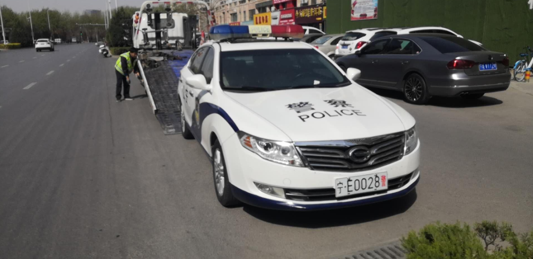 【新关注】中卫一辆警车在银川违停被清拖!交警:一视同仁