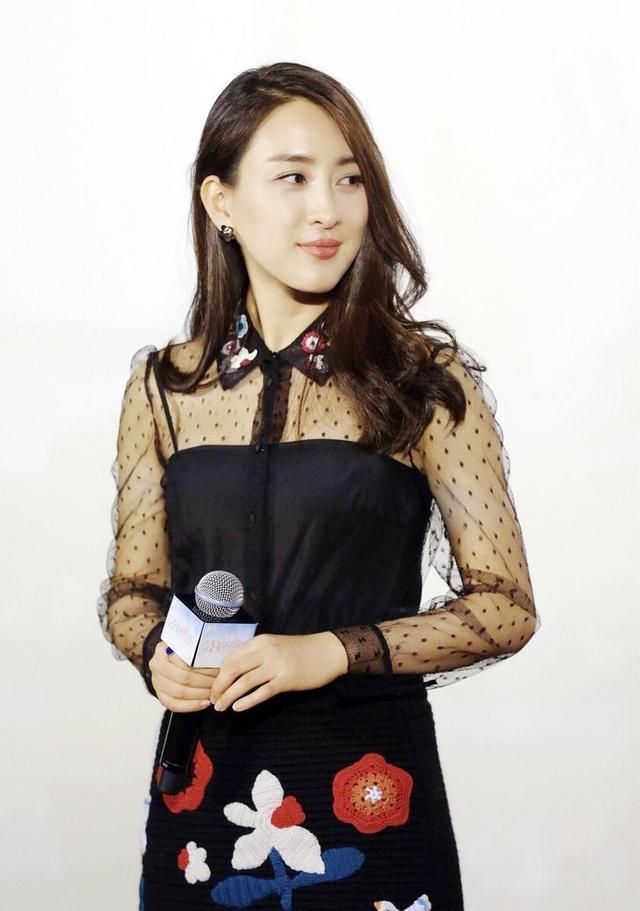 马苏穿衣服搭配真好看,彩色拼接抹胸连衣裙现身活动,高贵优雅