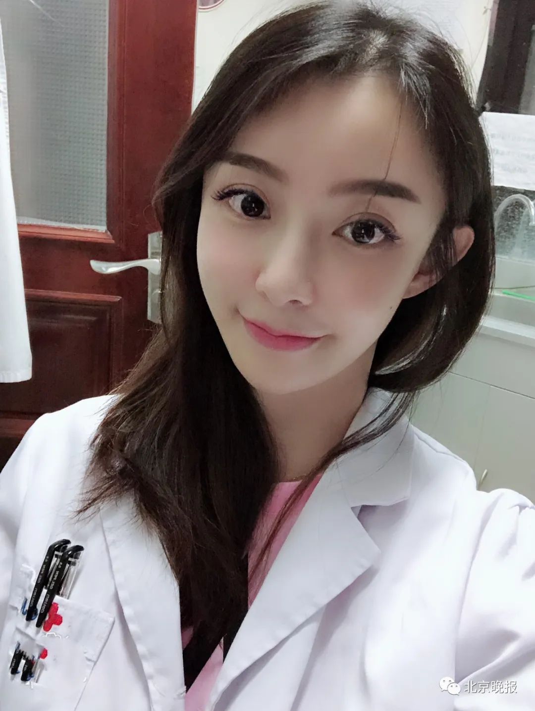 小区保安心脏骤停,女医生跪地施救