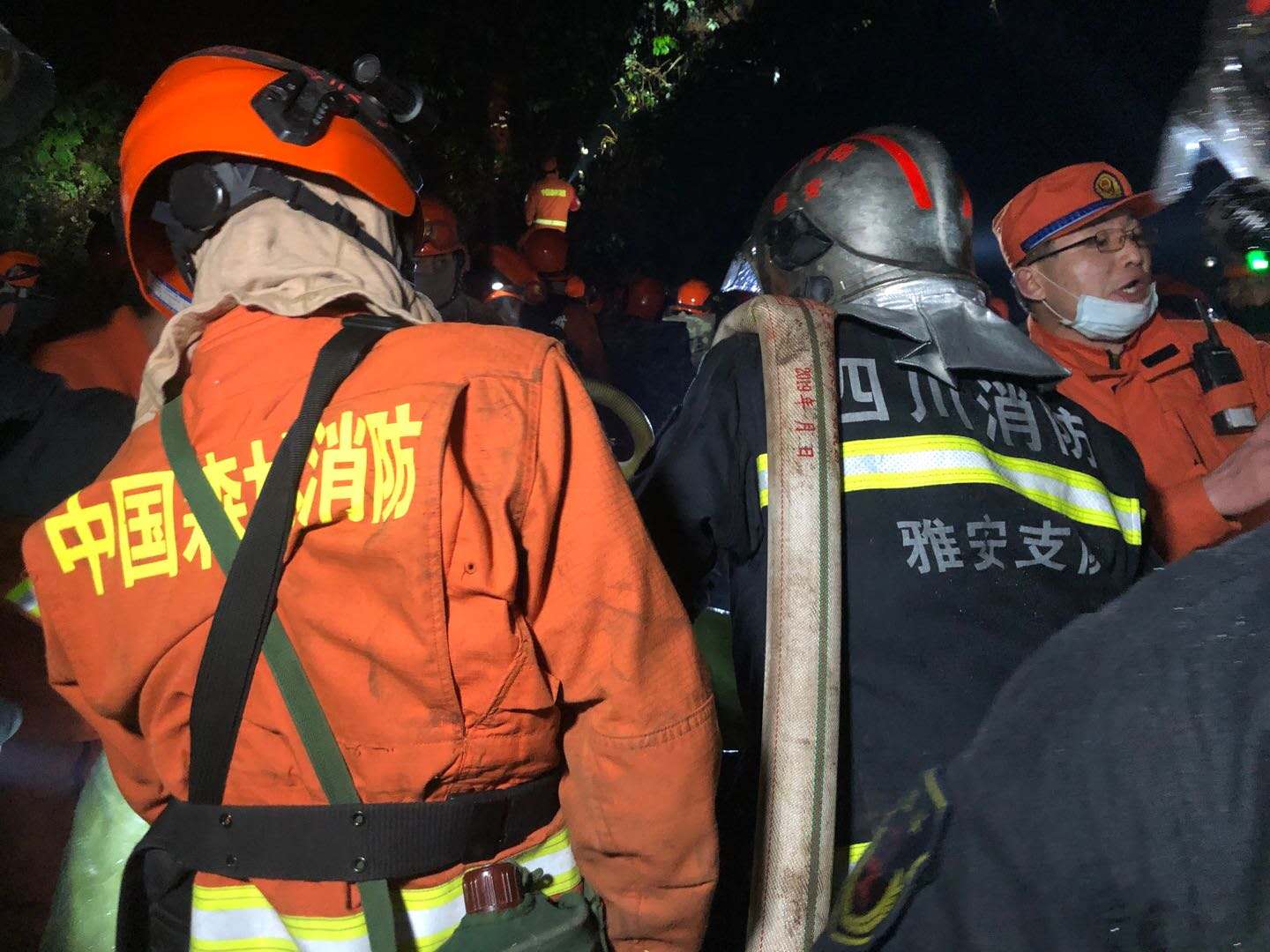  在火灾扑救中，雅安支队与森林消防协同作战。