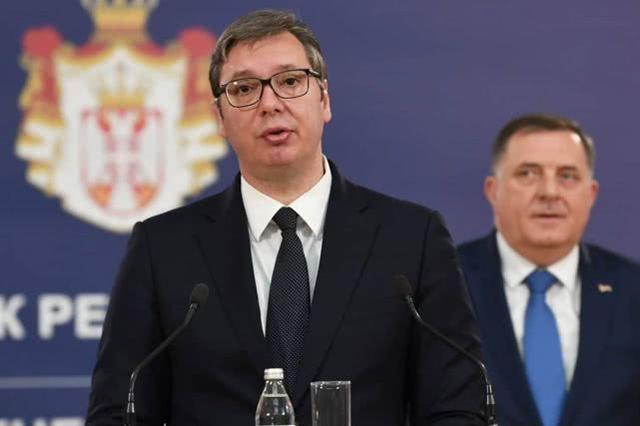 塞尔维亚女总理和两总统同框,气场不输比男人都帅,武契奇铁憨憨