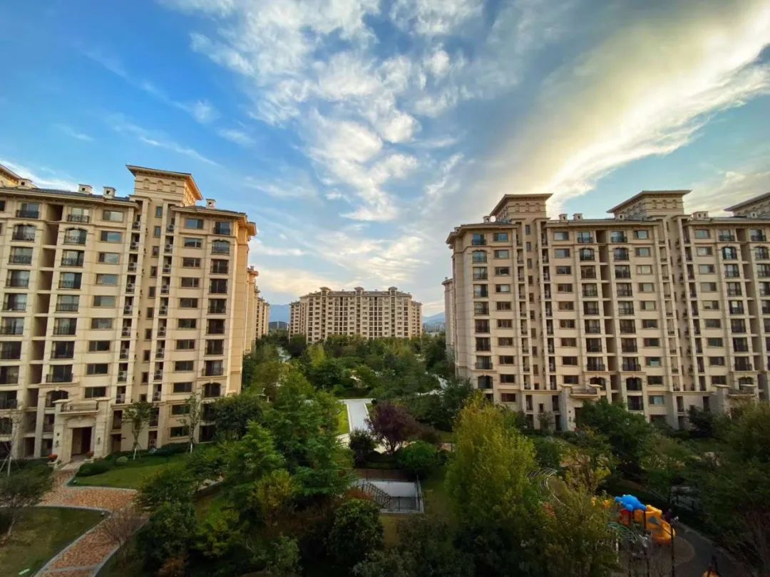 草树知春不久归百般红紫斗芳菲这公园里的房子满园春色关不住啊