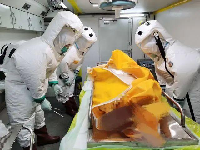 负压尸检方舱内,研究团队向捐献者遗体致敬.火神山医院供图