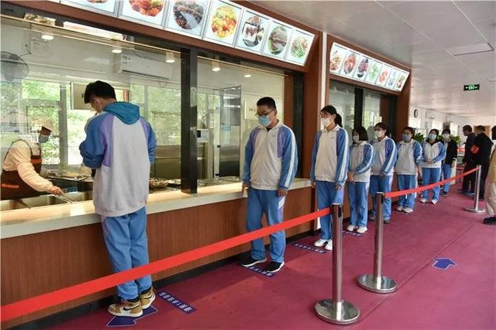 山东高三学子,在学校食堂吃饭是不是吃出了高考考场的感觉?