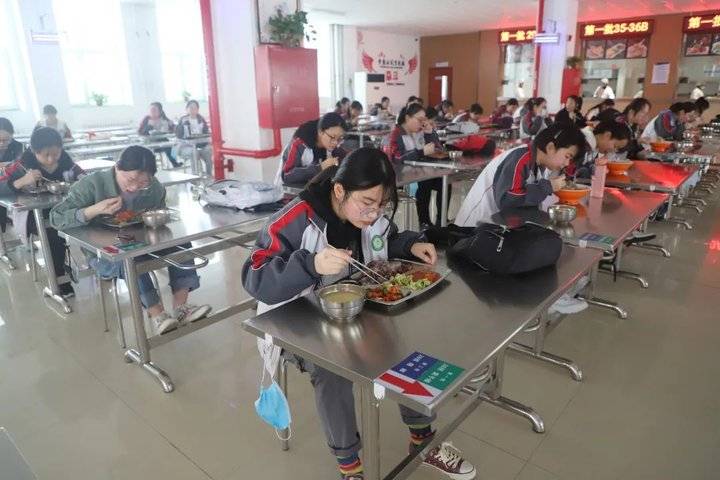 山东高三学子,在学校食堂吃饭是不是吃出了高考考场的感觉?
