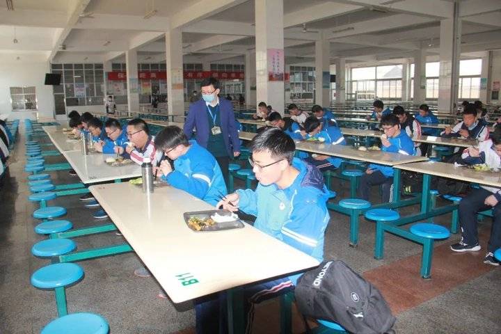 莒县一中学生按照学校"错时错峰用餐时间表",进行用餐.