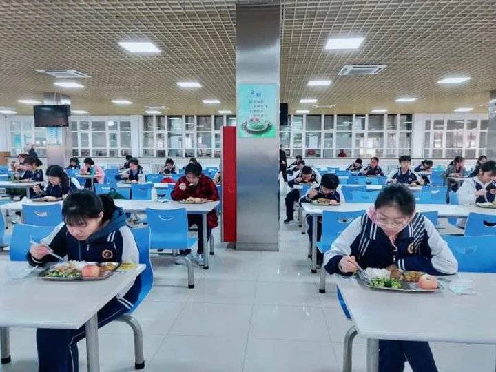 山东高三学子,在学校食堂吃饭是不是吃出了高考考场的感觉?