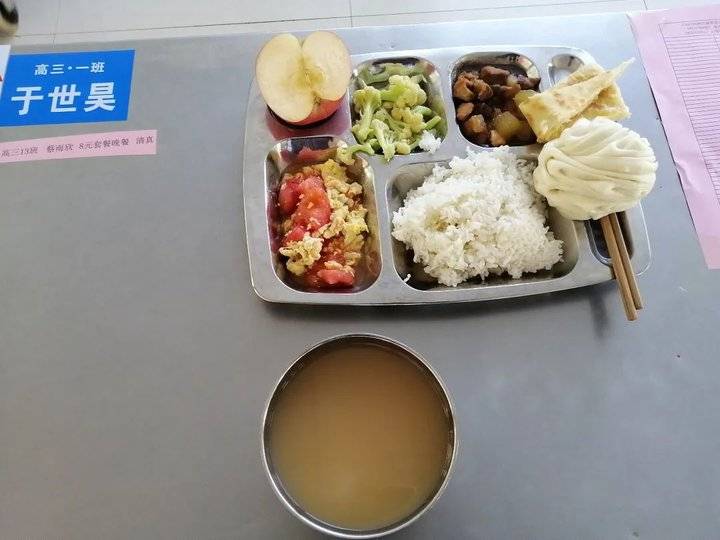 山东高三学子,在学校食堂吃饭是不是吃出了高考考场的感觉?