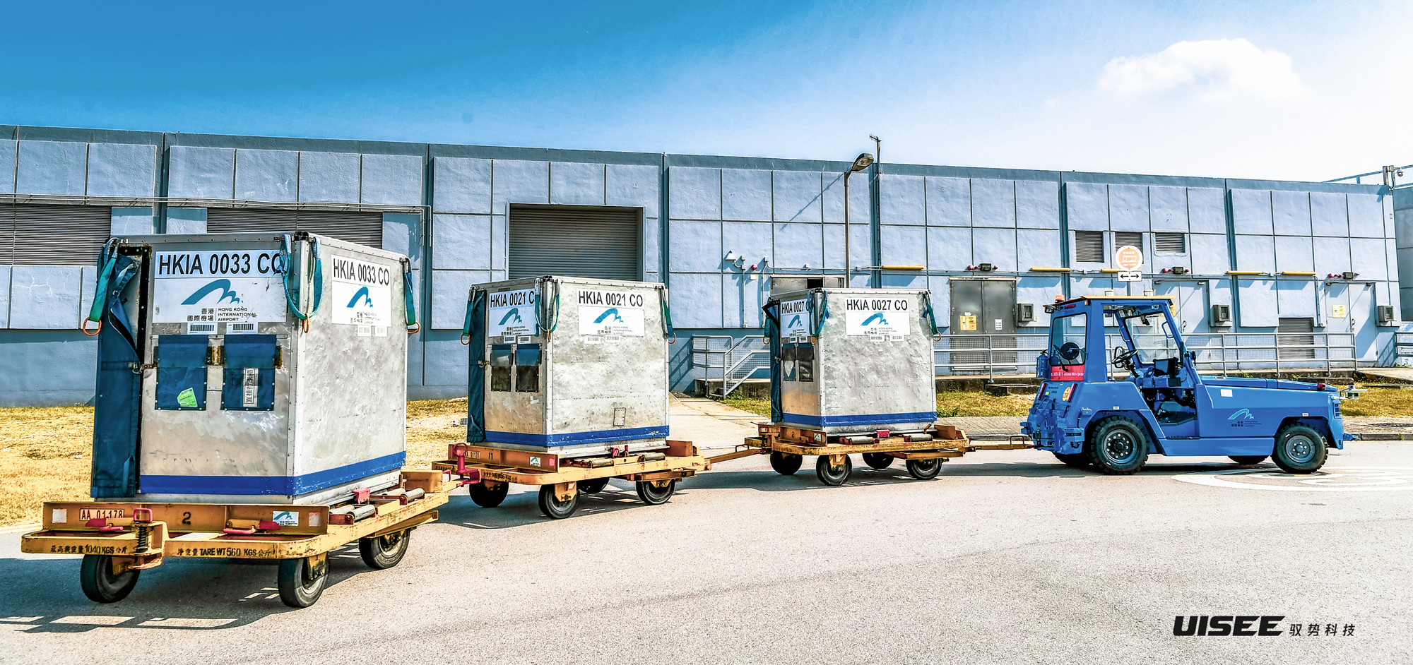 驭势无人物流车在香港国际机场运输行李货物(图源:驭势科技)