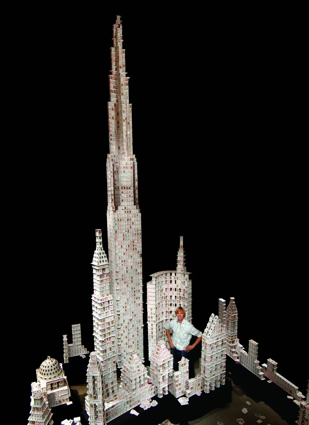 用9万多张扑克盖出世界最高纸牌城堡，正在斗地主的我震惊了建筑_新浪新闻