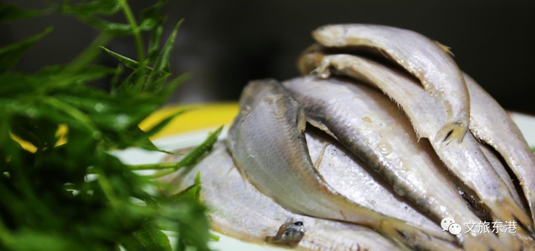 取海捕黄尖子鱼,清洗之后,料酒去腥,放人油锅中炸至金黄酥脆后捞出.